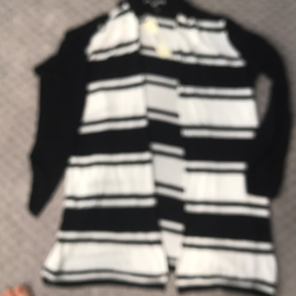 Long sleeve blac &white cardigan.